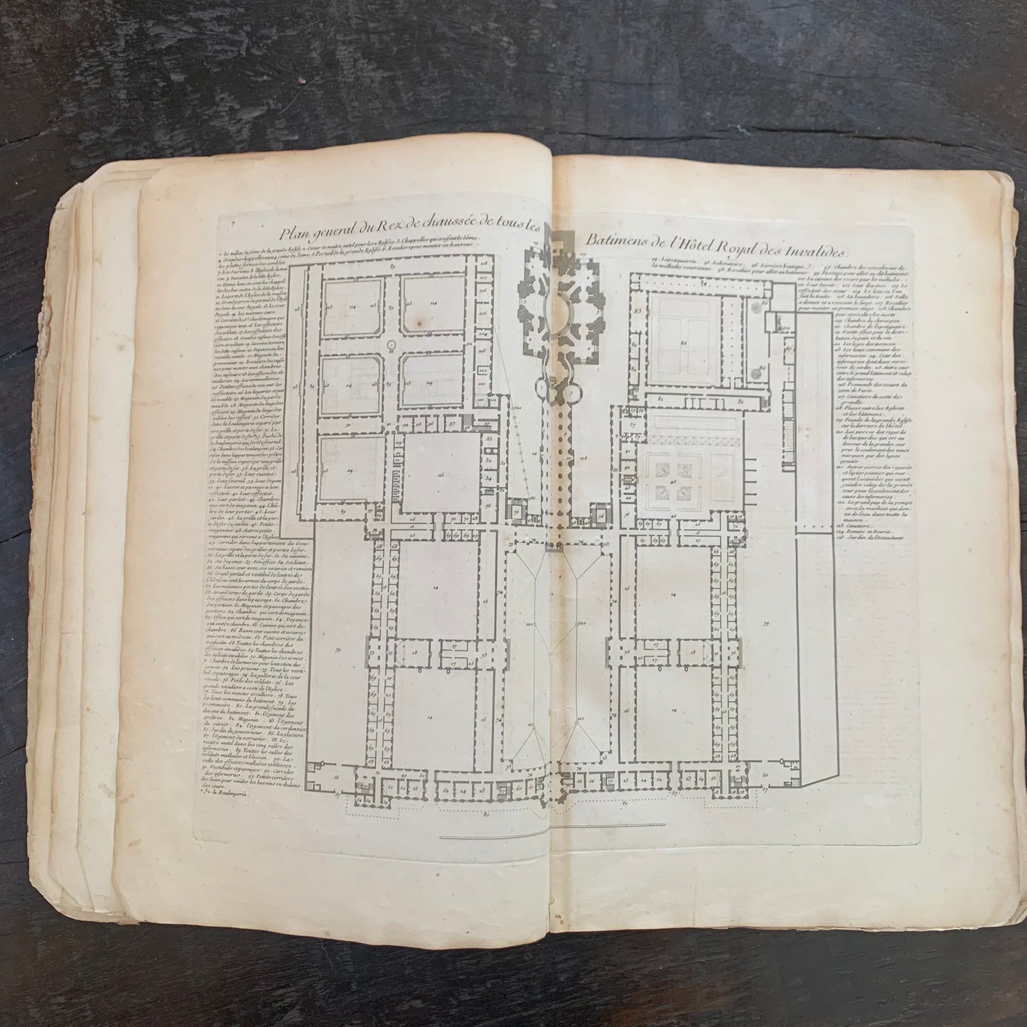 1700s Description historique de l'Hôtel royal des invalides by Pérau M. l'abbé.