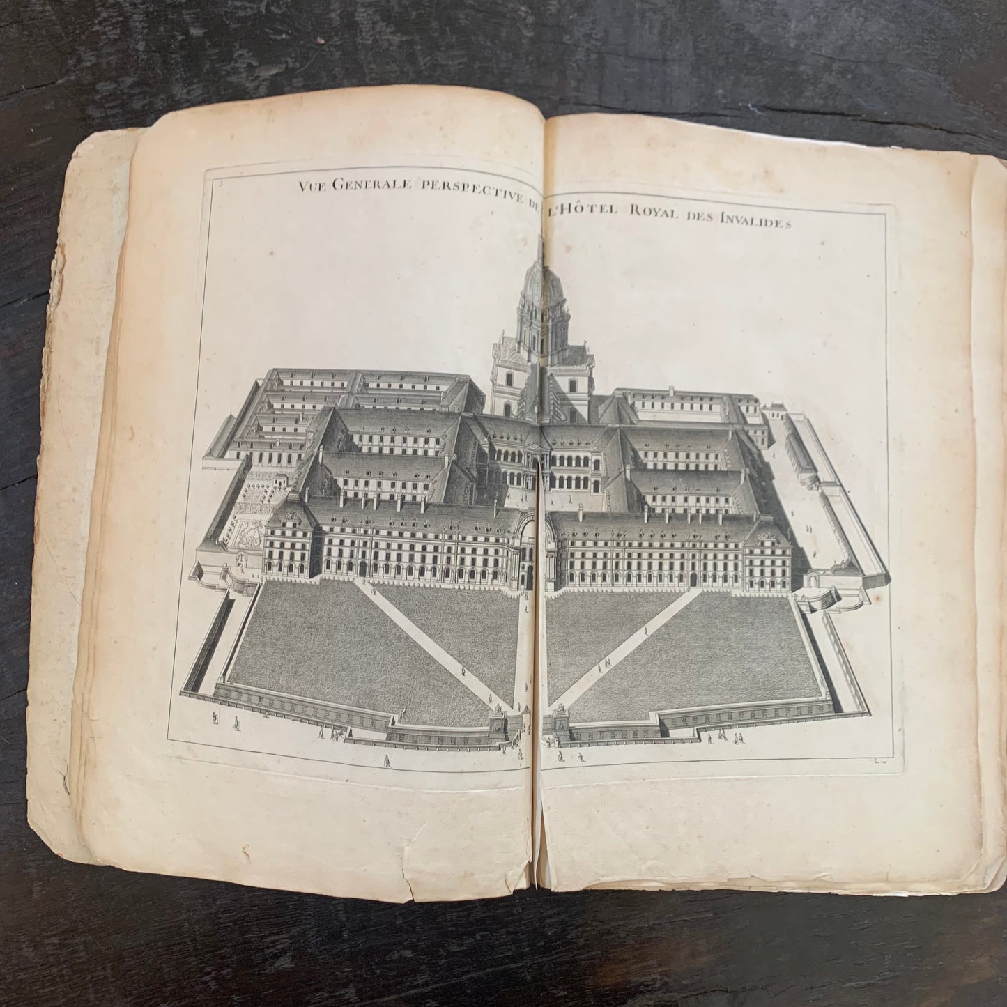 1700s Description historique de l'Hôtel royal des invalides by Pérau M. l'abbé.
